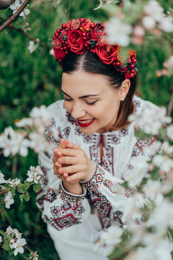 有吸引力的乌克兰女人传统的刺绣维希万卡衣服红色的花花环乌克兰自由文化国家服装胜利战争