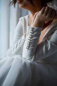 白色按钮女孩袖婚礼衣服深领口