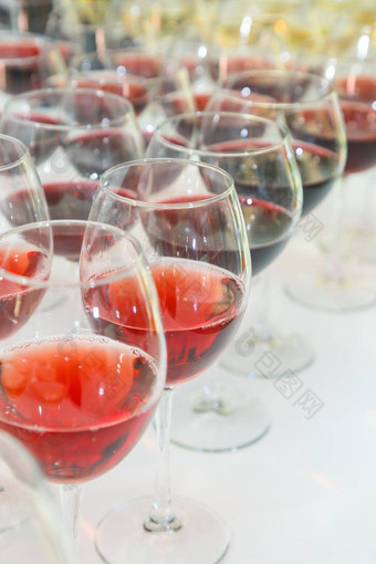 大数量玻璃酒杯吧填满红色的酒整齐安排宴会表格庆祝活动酒类型含酒精的饮料