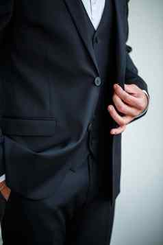时尚的男人。商人钉纽扣按钮黑色的夹克