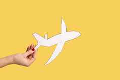 女人手持有纸飞机做广告航空公司服务飞机着陆离开旅行