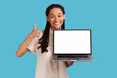 满意女人黑色的长发绺持有现代笔记本空白屏幕显示拇指