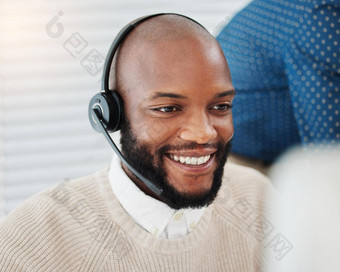 解决查询微笑英俊的年轻的推销员坐着办公室穿耳机