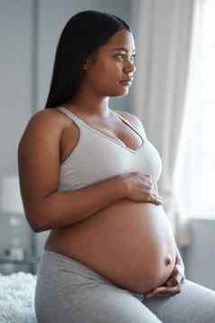 有关未来婴儿怀孕了女人深思熟虑的首页