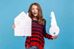 女人持有纸房子大关键真正的房地产购买租赁服务抵押贷款