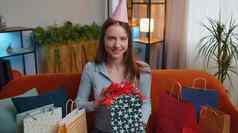 快乐年轻的女人持有生日礼物盒子丝带庆祝聚会，派对开放现在首页