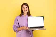 女人站显示移动PC白色空屏幕促销活动相机微笑