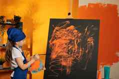 年轻的孩子橙色水瓶座油漆
