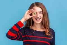 女人覆盖眼睛黄金比特币积极的表达式加密货币