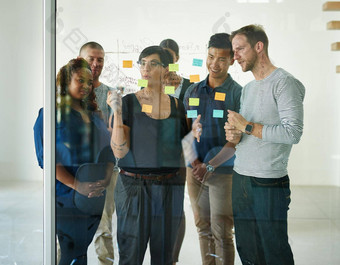 集团会议头脑风暴的想法有创意的项目设计黏糊糊的笔记玻璃墙快乐忙室内设计团队会说话的装修现代空办公室房间