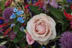 大紫色的玫瑰花婚礼装饰小蓝色的紫色的花