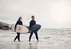 好冲浪者理解海洋年轻的夫妇海滩冲浪板