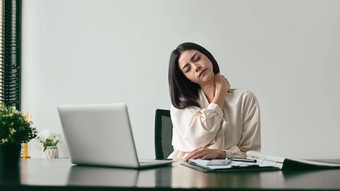 累了女办公室工人按摩脖子缓解疼痛久坐不动的电脑工作不正确的的姿势