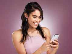 爱人文本回来立即美丽的年轻的女人发短信移动电话粉红色的背景
