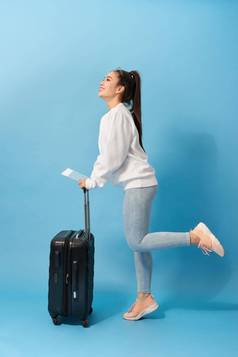 积极的亚洲女如图所示孤立的背景手提箱票飞机跳舞快乐即将到来的旅程