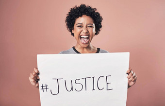 正义工作室拍摄年轻的女人持有<strong>海报阅读</strong>正义