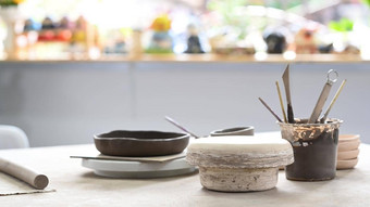 手工制作的陶瓷菜货陶器塑造工具石头表格有创意的工作室