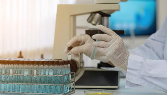 生物化学实验室研究化学家分析样本实验室显微镜设备科学实验玻璃器皿化学液体
