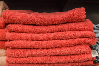 红色的清洁毛巾软卫生首页架子上市场背景