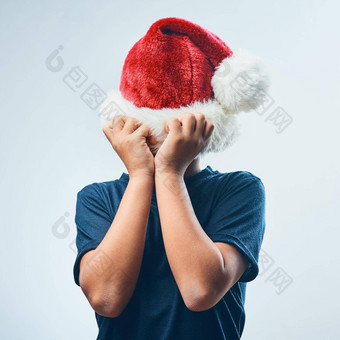 圣诞节<strong>取消</strong>了工作室拍摄可爱的男孩覆盖头圣诞老人他灰色背景