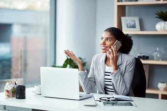 年轻的业务女人电话调用会说话的规划坐着桌子上办公室电脑女工人讨论工作智能手机员工拥抱现代技术