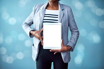 空白屏幕复制空间平板电脑女人显示数字设备特写镜头女手持有科技产品人摆姿势显示促进技术