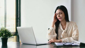 疲惫业务女人工作移动PC办公室情感压<strong>力</strong>压<strong>力</strong>工作概念