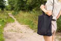 女孩持有黑色的棉花生态手提包袋设计模型