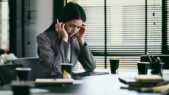 累了女商人持有头手坐着工作场所情感压<strong>力</strong>压<strong>力</strong>工作概念