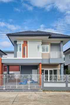 泰国郊区区域现代家庭房子新建现代家庭房屋泰国泰国家庭