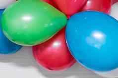 色彩斑斓的氦气球生日聚会，派对装饰背景