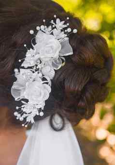 婚礼发型新娘浅黑肤色的女人白色玫瑰装饰特写镜头