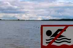 被禁止的游泳标志安装海岸湖