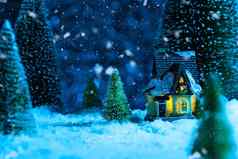 令人难以置信的冬天房子森林晚上月亮闪亮的下雪一年问候卡