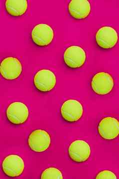 波尔卡多特高角拍摄集团网球球形成前粉红色的背景内部工作室