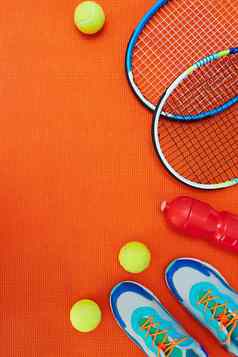 集高角拍摄网球生活必需品前橙色背景内部工作室