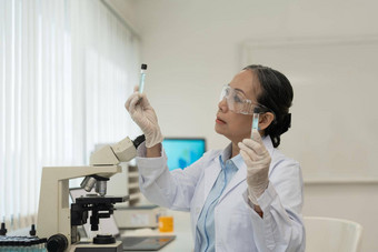 肖像高级科学家显微镜分析测试样本雄心勃勃的年轻的生物技术专家工作先进的设备