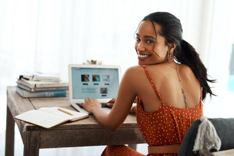 博客帖子灰尘裁剪肖像有吸引力的年轻的女商人坐着首页办公室移动PC