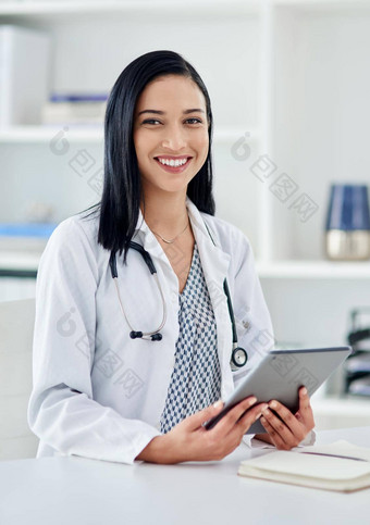 现代医生在线病人年轻的医生数字平板电脑工作诊所