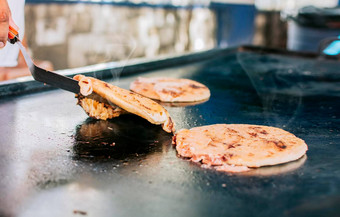 抹刀采取传统的奶酪她们烧烤关闭传统的工匠烤她们传统的尼加拉瓜她们融化了烤奶酪