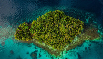 找到岛中间高角拍摄国王ampat岛屿包围清晰的海洋假期印尼