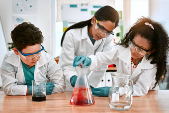 <strong>介绍</strong>化学有趣的可爱的男孩女孩进行科学实验<strong>老师</strong>学校