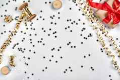 精致的波浪丝带金属明星形状的五彩纸屑孤立的白色背景圣诞节假期装饰概念