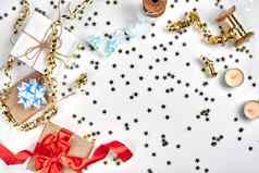 精致的波浪丝带金属明星形状的五彩纸屑孤立的白色背景圣诞节假期装饰概念