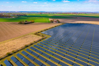 空中视图太阳能公园光伏面板农业字段农村德国