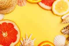 平躺片橙色葡萄柚柠檬贝壳黄色的背景夏天柑橘类模式复制空间