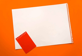 空白表纸空间设计刻字美丽的橙色背景红色的记事本表穿孔表撕裂记事本间接说谎表面广场表纸