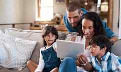 发现教育应用程序有趣的年龄家庭看数字平板电脑