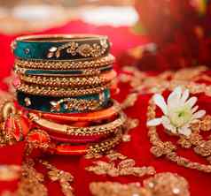 精致的手镯精致的美丽的手镯新娘穿传统的婚礼