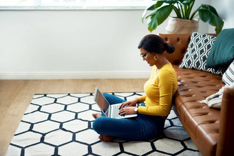写博客激情有吸引力的年轻的女人坐着crosslegged地板上移动PC<strong>首页</strong>